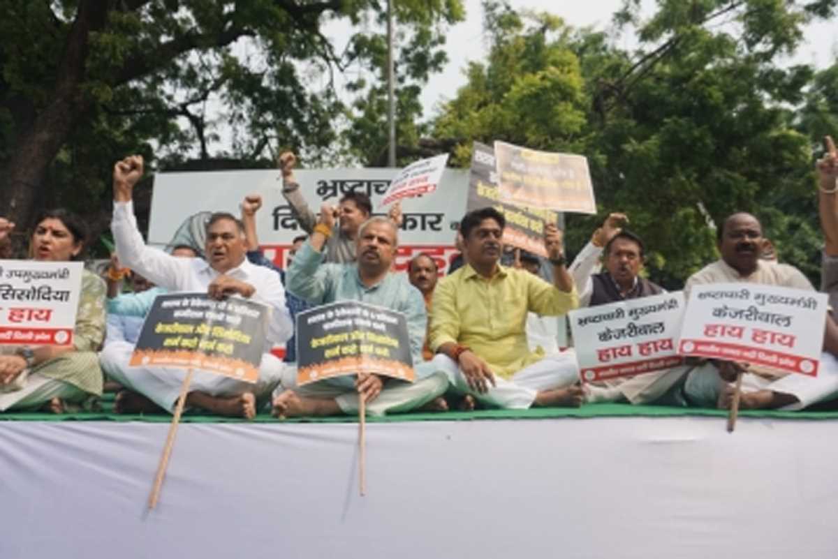 विजयादशमी के अवसर पर भाजपा ने केजरीवाल और सिसोदिया के भ्रष्टाचार का किया पुतला दहन